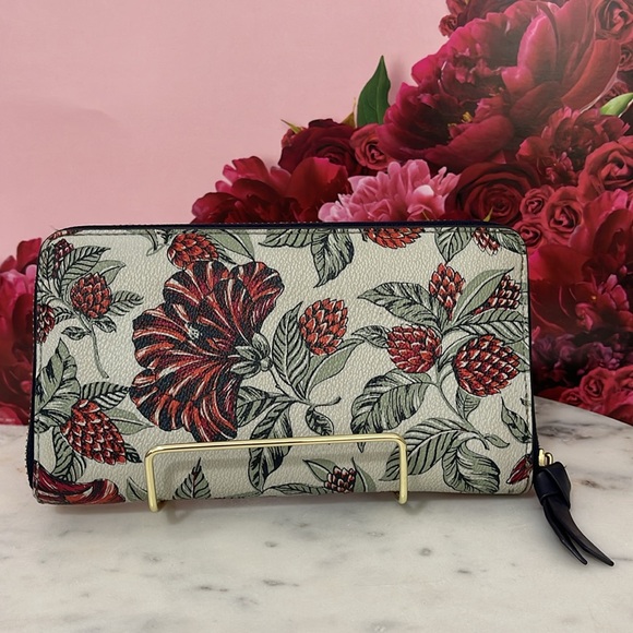 Tory Burch Zip Continental wallet - Sage color - GUC 🎁 - Picture 2 of 12